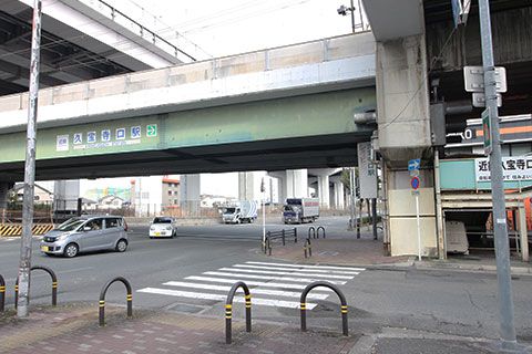 大阪中央環状線『久宝園東』交差点の近鉄高架を越えてすぐの側道を左折します。